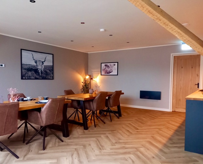 Gezamenlijke woonkeuken Gezellige Bed and Breakfast met een gemeenschappelijke woonkeuken en comfortabele stoelen